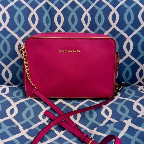 Michael Kors Handbags - 👜 Pink Michael Kors crossbody bag 👜
